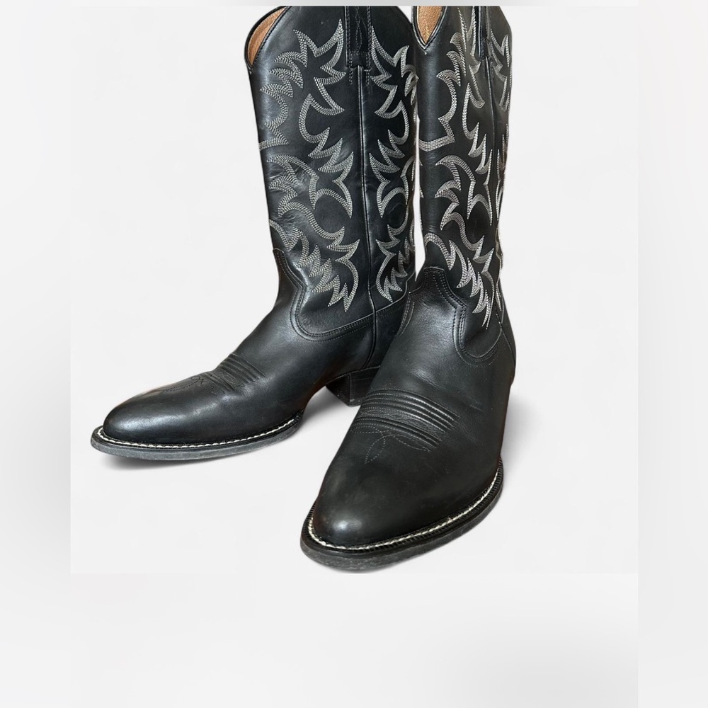 Mens Ariat Black leather cowboy boots size 10.5 with white stitching